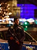 ドイツの首都ベルリンで開かれたクリスマス市で起きたトラック暴走の現場近くに立つ警察官（2016年12月19日撮影）。(c)AFP/John MACDOUGALL