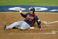 第2回ワールド・ベースボール・クラシック（%%2009 World Baseball Classic%%）決勝、韓国戦で8回に岩村明憲（%%Akinori Iwamura%%）の犠飛で本塁へ生還する日本の内川聖一（%%Seiichi Uchikawa%%）。（2009年3月23日撮影）(c)AFP/Getty Images/Stephen Dunn