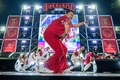 韓国ソウルの高麗大学校で行われたライブコンサートでパフォーマンスを披露するPSY（中央、2022年5月27日撮影）。(c)ANTHONY WALLACE / AFP