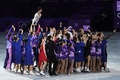 平昌冬季五輪、フィギュアスケートのエキシビションで記念撮影する羽生結弦ら参加選手（2018年2月25日撮影）。(c)AFP/Mladen ANTONOV