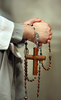 ニューヨーク（New York）の聖パトリック大聖堂（Saint Patrick&apos;s Cathedral）で、ローマ法王ベネディクト16世（Pope Benedict XVI）の到着を待つ聖職者（2008年4月19日撮影）。(c)AFP/DON EMMERT