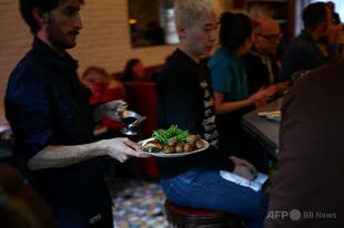 半身のチキンが6400円…NYで高騰する外食費が論争に 飲食店「もはや限界」