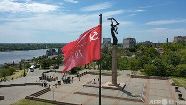 ロシア占領地に旧ソ連「勝利の旗」 ウクライナ南部 写真2枚 国際