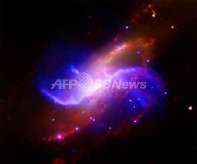 スピッツァー宇宙望遠鏡でとらえた渦巻銀河m106 可視光では見られない2本の帯も 写真1枚 国際ニュース Afpbb News