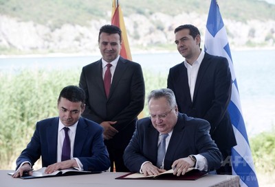 マケドニアの国名変更、同国とギリシャが合意文書に署名