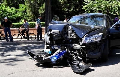 携帯メールしながらの運転は危険、英警察制作のリアルな動画に大反響