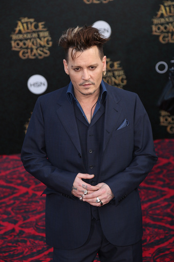 J・デップ、妻のために入れたタトゥー「スリム」から「スカム」に