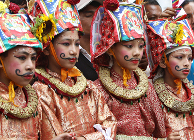 牛の姿で死者の霊慰める「牛祭り」、ネパール