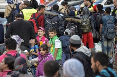 独ミュンヘン、1日で難民1万2200人到着 受け入れ能力限界に