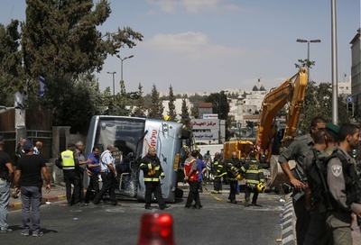 ショベルカーがバスに突っ込む、6人死傷 テロか エルサレム