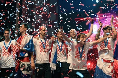 W杯準優勝のクロアチアが凱旋パレード、55万人が出迎え