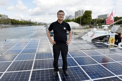 世界最大のソーラーボート、パリのセーヌ川を優雅に航行