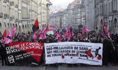 世界経済フォーラムに対抗、グローバル化反対デモ