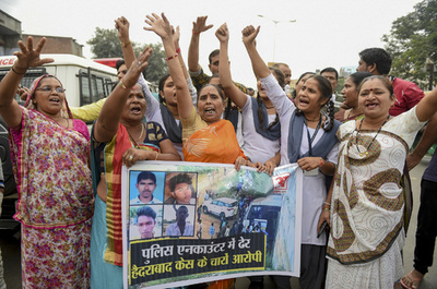 女性獣医師集団レイプ殺害の容疑者射殺、人権団体が調査開始 インド