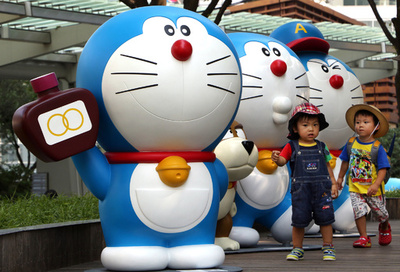 66体の「ドラえもん」ずらり、東京・六本木ヒルズ