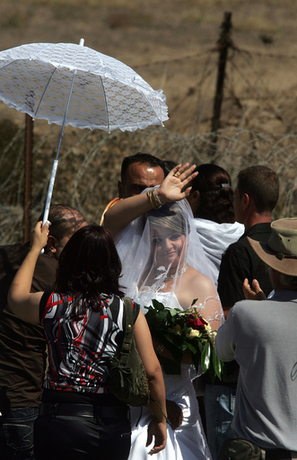 ゴラン高原を越えてシリアで結婚式を挙げる花嫁