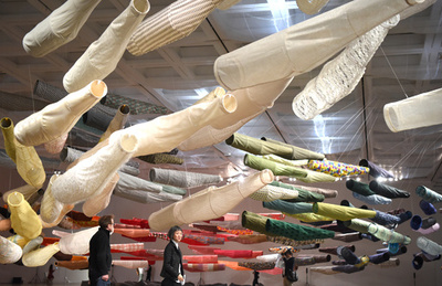 天井にこいのぼりのパレット 色とりどりの布とアートで表現 東京・国立新美術館