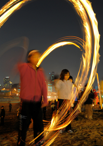 満月の夜に火の玉大回転