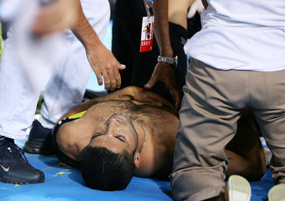 ゴールデン・リーグで走り幅跳びの選手に槍が刺さる