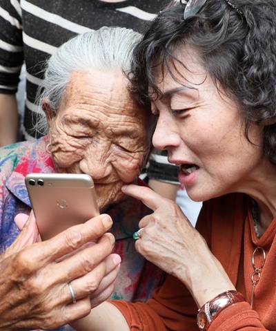 60年前に生き別れの母と再会 南京の98歳と62歳母娘