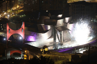 スペイン・ビルバオのグッゲンハイム美術館、都市再生の功績記念し新作品設置