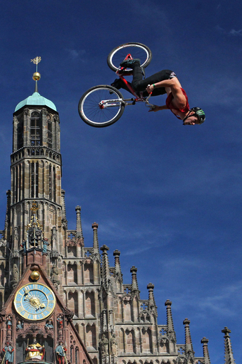 中世の街並みでジャンプ、独ニュルンベルクの自転車イベント
