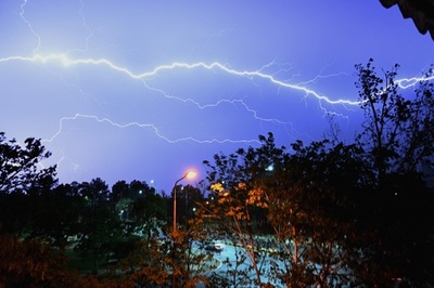 空を切り裂く雷光 パキスタン首都