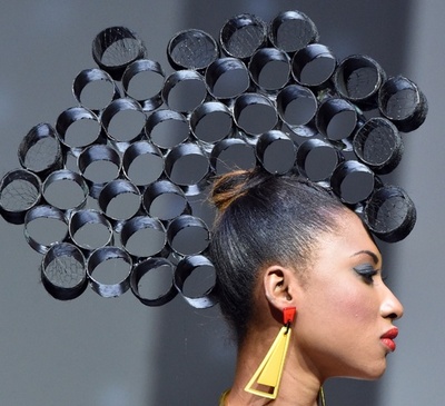 独創的すぎ?コートジボワールでファッションショー