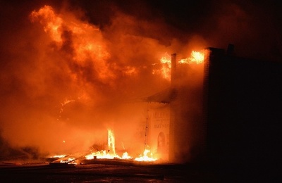 放火相次ぐ、警察への銃撃も 米白人警官不起訴で暴動