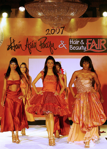 衣類産業に貢献、学生主催のファッションショーが開催 - スリランカ