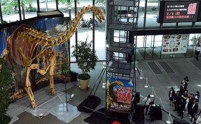 高さ9メートル!丸の内にメガ恐竜出現 