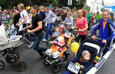 親子一緒にゴールを目指せ！リトアニア首都でベビーカーレース