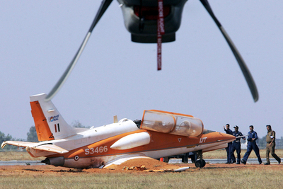 航空ショーで練習機が墜落 - インド