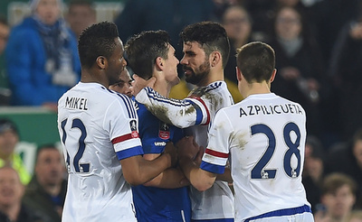 コスタが相手の首にかみついた？チェルシーFA杯4強逃す