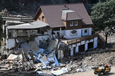 ドイツ洪水 過失致死傷容疑で郡長を捜査 検察