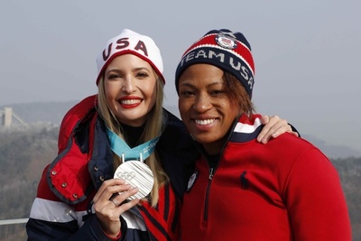 イヴァンカ氏、平昌五輪でボブスレー観戦 メダリスト気分も