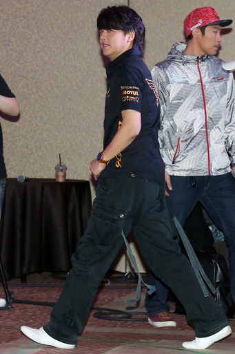 リュ・シオン、カーレースの記者会見に出席