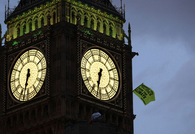 英国会議事堂の屋根から温暖化防止を訴え、グリーンピース