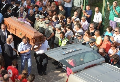 犠牲者と涙の別れ、38人死亡の伊バス事故