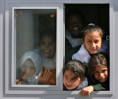 イスラエル軍進攻の傷跡残るガザ地区、仮設教室に通う生徒たち