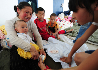 四川大地震、孤児に母乳与える女性警察官
