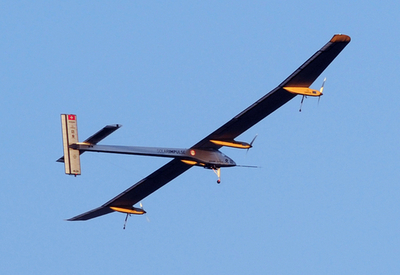 太陽光で飛ぶ「ソーラー・インパルス」、初の大陸間飛行から帰還