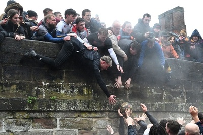 町二分する白熱の戦い、伝統のフットボール大会開催 英国