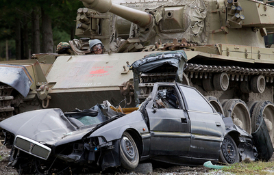 戦車で車をグシャッ！NZ式ストレス発散法、あなたもいかが？