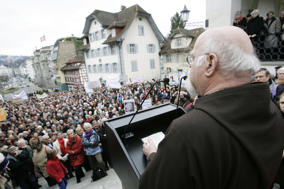「女性解放に貢献したのは洗濯機」、バチカン紙