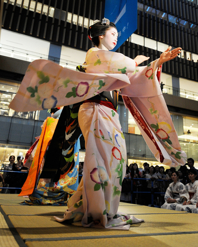 丸の内で京都の舞妓さんが舞う