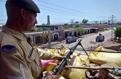 アフガニスタンとの国境近くの村で、地元聖職者宅が襲撃され13人死亡