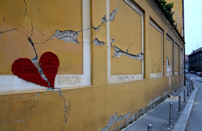 【今日の1枚】「真心」で壁を修繕、クロアチア地震