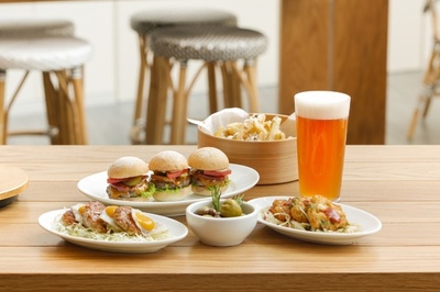 アンダーズ 東京のバーガーショップ「BeBu」にバースナックメニューが登場