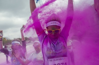 順位も賞金もなし、あるのは色粉だけ 仏で「カラー・ラン」